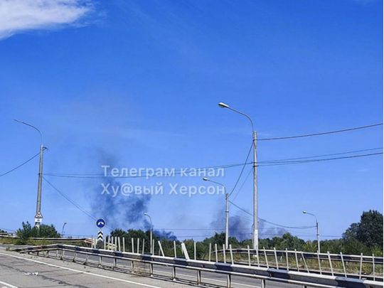 Неподалік Антонівського мосту прогриміли вибухи: пошкоджено катери та техніку