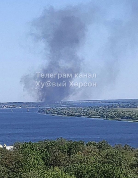Неподалік Антонівського мосту прогриміли вибухи: пошкоджено катери та техніку