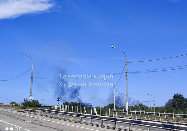 Неподалік Антонівського мосту прогриміли вибухи: пошкоджено катери та техніку