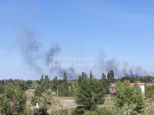 Неподалік Антонівського мосту прогриміли вибухи: пошкоджено катери та техніку