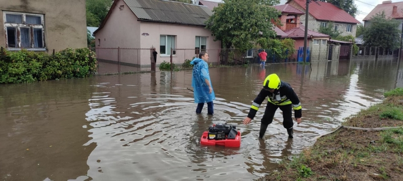 Ужгород перетворився на «Венецію»: після зливи у місті затопило дороги (фото)