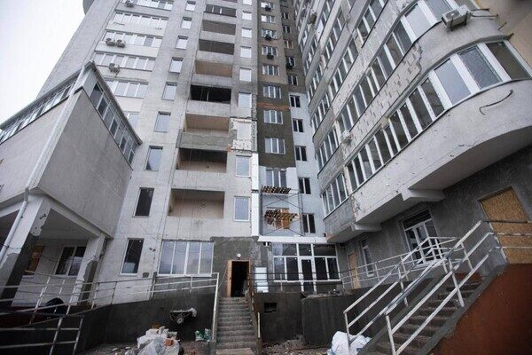 Как сейчас выглядит пострадавший от ракетного удара в апреле ЖК "Тирас": фотофакт Как сейчас выглядит пострадавший от ракетного удара в апреле ЖК "Тирас": фотофакт