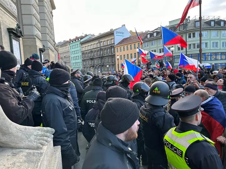 Намагалися розправитися з прапором України: на проросійській акції в Празі затримано майже два десятки людей