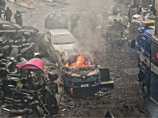 Палили машини, побили вітрини: фанати влаштували масові заворушення перед матчем Ліги чемпіонів (відео)