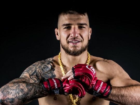 Рукавички з&nbsp;автографом українського чемпіона ММА продано за&nbsp;фантастичну суму заради допомоги ЗСУ (фото)