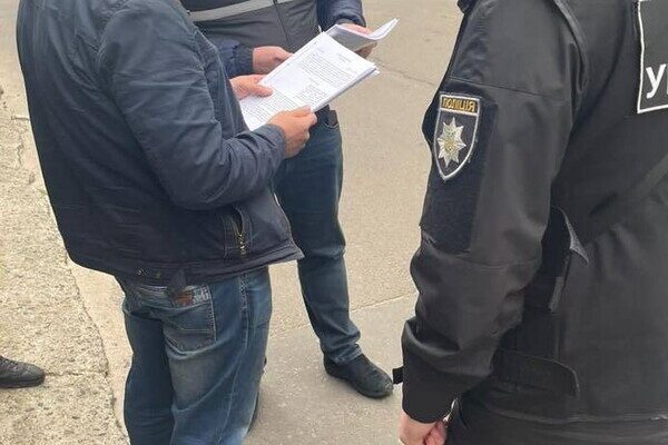 Депутата Одесского облсовета и его жену задержали за мошенничество с землей у моря Депутата Одесского облсовета и его жену задержали за мошенничество с землей у моря