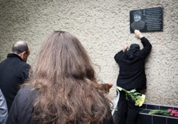 В Одесской области открыли мемориальную доску погибшему защитнику Мариуполя 