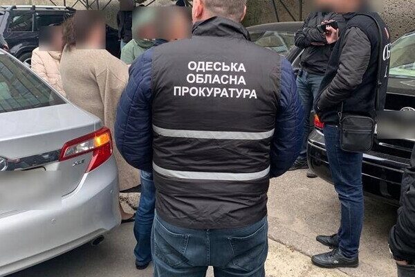 Депутата Одесского облсовета и его жену задержали за мошенничество с землей у моря Депутата Одесского облсовета и его жену задержали за мошенничество с землей у моря
