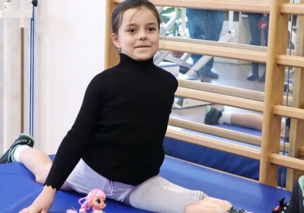 Девочка, которая потеряла ножку во время обстрела Одесской области, выступила на соревнованиях по гимнастике