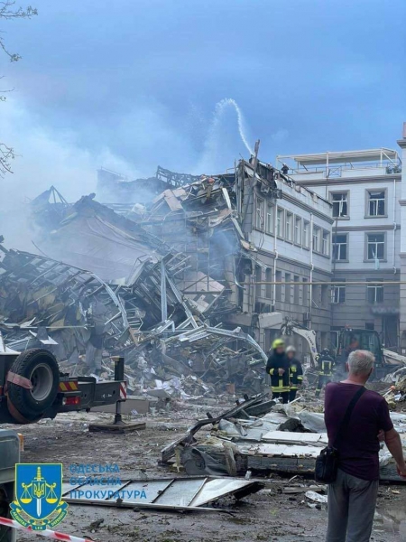 Під завалами зруйнованої ракетою адмінбудівлі в Одесі знайшли загиблого охоронця (фото, відео)