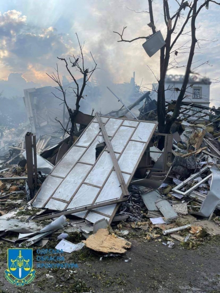 Під завалами зруйнованої ракетою адмінбудівлі в Одесі знайшли загиблого охоронця (фото, відео)