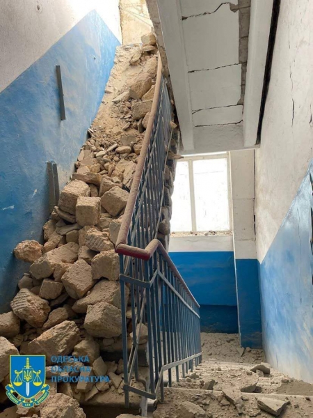 Під завалами зруйнованої ракетою адмінбудівлі в Одесі знайшли загиблого охоронця (фото, відео)