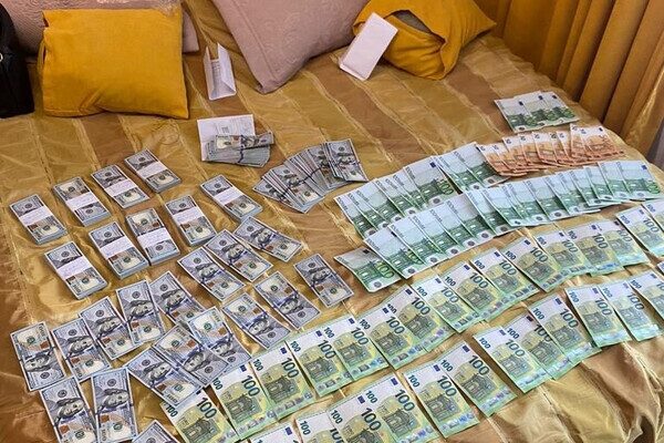 В Одесской области чиновник требовал "откат" от инвесторов за установку солнечных панелей В Одесской области чиновник требовал "откат" от инвесторов за установку солнечных панелей