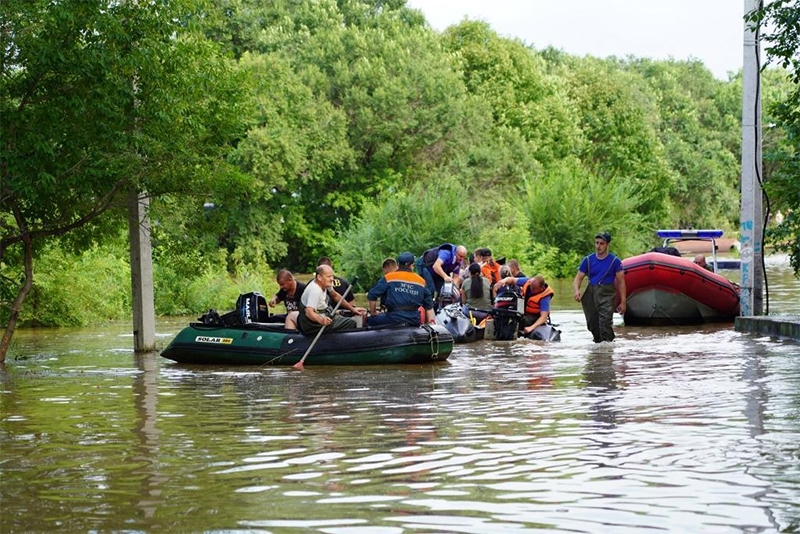 Місто йде під воду: у російському Уссурійську прорвало дамбу (відео)
