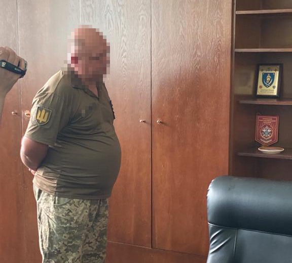 Нажив непосильною працею добра на 350 тисяч доларів: у Дніпрі провели обшуки у військкома області (фото, відео)