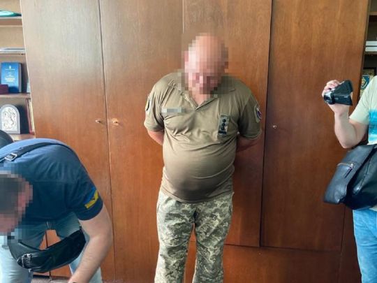 Нажив непосильною працею добра на 350 тисяч доларів: у Дніпрі провели обшуки у військкома області (фото, відео)