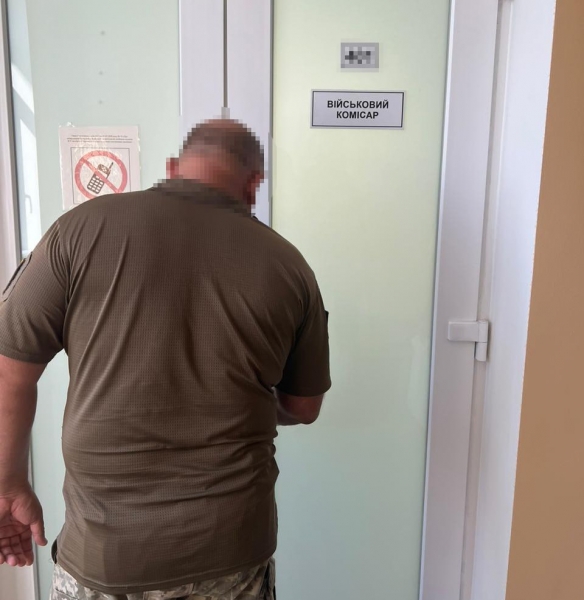 Нажив непосильною працею добра на 350 тисяч доларів: у Дніпрі провели обшуки у військкома області (фото, відео)