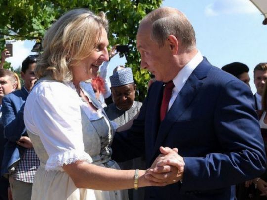 Не дарма танцювала з путіним: колишня глава МЗС Австрії Кнайсль оселилася в росії