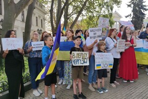 Под Одесской мэрией проходит очередной пикет против затратных тендеров во время войны
