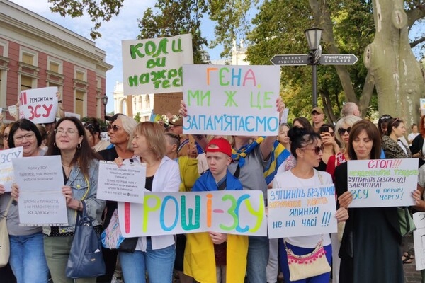Под Одесской мэрией проходит очередной пикет против затратных тендеров во время войны