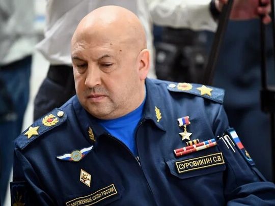 Поки живий: російський генерал суровікін засвітився на прогулянці з дружиною