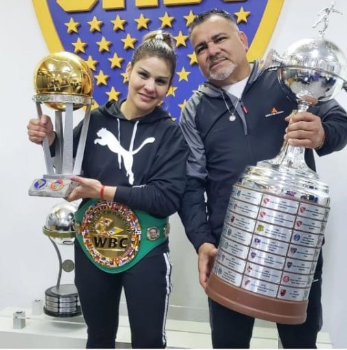 Тренер з боксу помер під час бою своєї дружини за титул чемпіонки світу (фото)