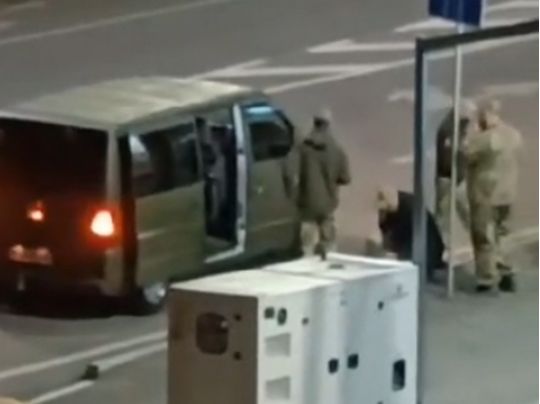 Мобілізація з&nbsp;кулаками: у&nbsp;Тернополі спалахнув скандал навколо місцевого ТЦК (відео)