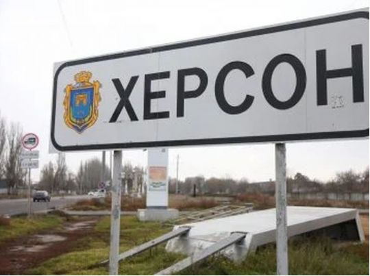 Росіяни скинули авіабомби на Херсон: місто частково знеструмлено