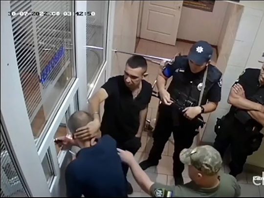 У Чернівцях ТЦК та поліція у прямому розумінні вибивають із затриманих згоду на мобілізацію, — ЗМІ (фото, відео)