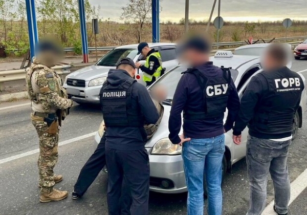 Одессит помогал военнообязанным покинуть Украину на "одноразовом" авто: видео задержания