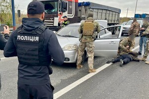 Одессит помогал военнообязанным покинуть Украину на "одноразовом" авто: видео задержания