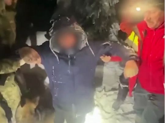 Порятунком залишився незадоволений: прикордонники розшукали українця, який два дні блукав засніженими Карпатами у джинсах та кросівках (відео)