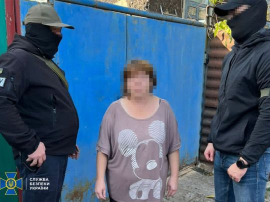 «Зливала» ворогу інформацію про позиції ЗСУ під Бахмутом: правоохоронці затримала російську інформаторку