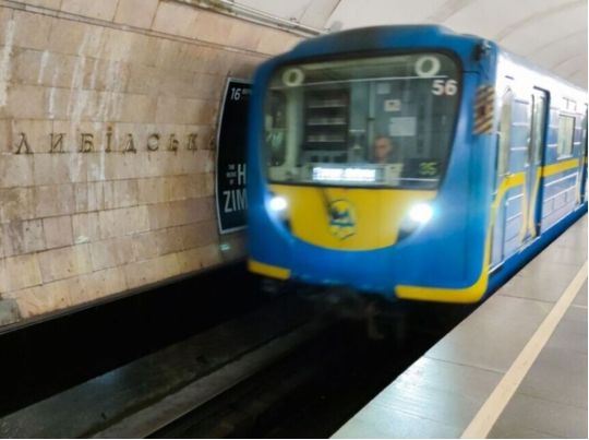 Дістатись до метро стане важче: в Києві призупиняє роботу важливий тролейбусний маршрут до «Либідської»