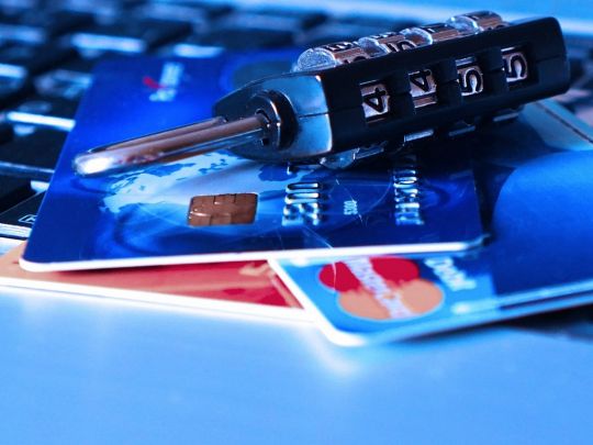 «Ощадбанк» продовжив термін дії всіх платіжних карток до 31 березня 2024 року: що важливо знати