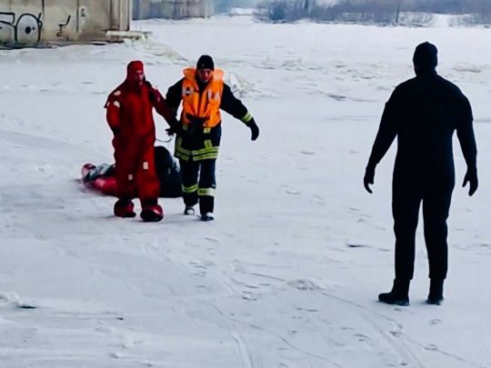 До&nbsp;лікарні не&nbsp;довезли: на&nbsp;Дніпрі біля Південного мосту у&nbsp;Києві сталася трагедія (фото, відео)