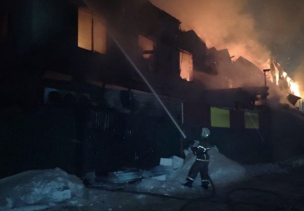 Країна-агресор знову у вогні: у свердловську потужно горить склад, а під ярославлем дрон атакував НПЗ