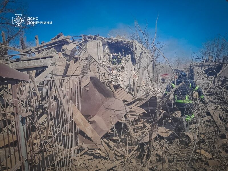 Ворог потужно вдарив по&nbsp;Костянтинівці: зруйновано десятки будинків, під завалами шукають людей (фото)