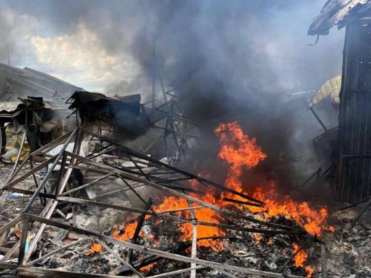 Горить цех із папером: у Харкові ліквідують наслідки удару росіян по цивільному об'єкту
