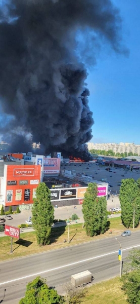 Російські терористи вдарили по будівельному гіпермаркету у спальному районі Харкова: є жертви (фото, відео)