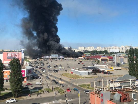 Російські терористи вдарили по будівельному гіпермаркету у спальному районі Харкова: є жертви (фото, відео)