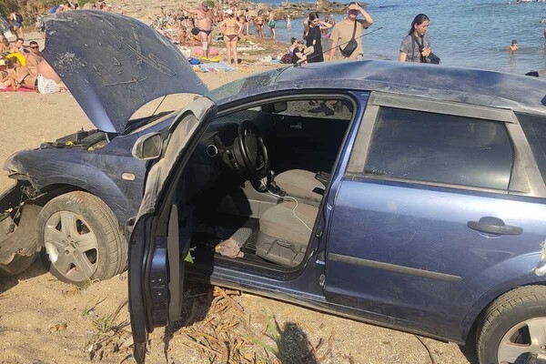 В Фонтанке автомобиль сорвался со склона и упал на пляж: пострадал шестилетний ребенок