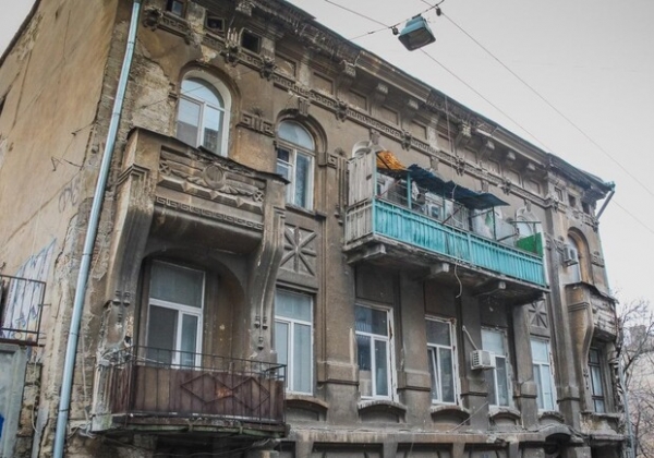 В Одессе продолжили запрет на движение транспорта по одному из переулков: ремонтируют памятник архитектуры
