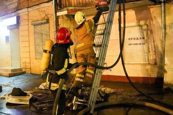 В центре Одессы горела квартира: спасли женщину и кота