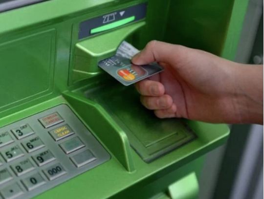 Можуть заблокувати картку навіть за&nbsp;переказ від родичів: що&nbsp;потрібно знати українцям