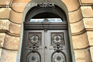 В Одессе возобновили парадную дверь в доме Амбеликопуло: фотоотчет