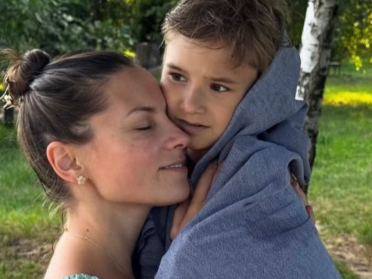 Тремтів усім тілом: популярна акторка разом з&nbsp;сином потрапила під атаку росіян