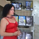 «У снах приходив друг Артем і говорив, кого треба малювати»: як викладачка з Донеччини створює портрети воїнів