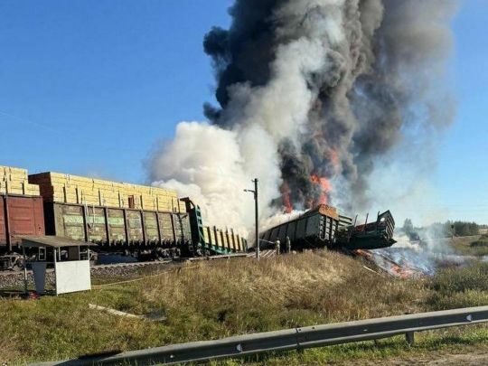 Вантажівка проти поїзда: у&nbsp;росії з&nbsp;рейок злетіли вагони з&nbsp;бензином&nbsp;&mdash; горять тонни пального (фото, відео)