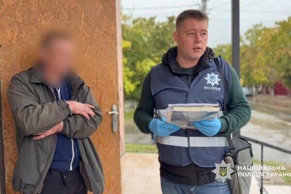 Оружие "с рук" на пляже и гранатометы из-под земли: в Одесской области разоблачили нелегальных "бизнесменов" Оружие "с рук" на пляже и гранатометы из-под земли: в Одесской области разоблачили нелегальных "бизнесменов"